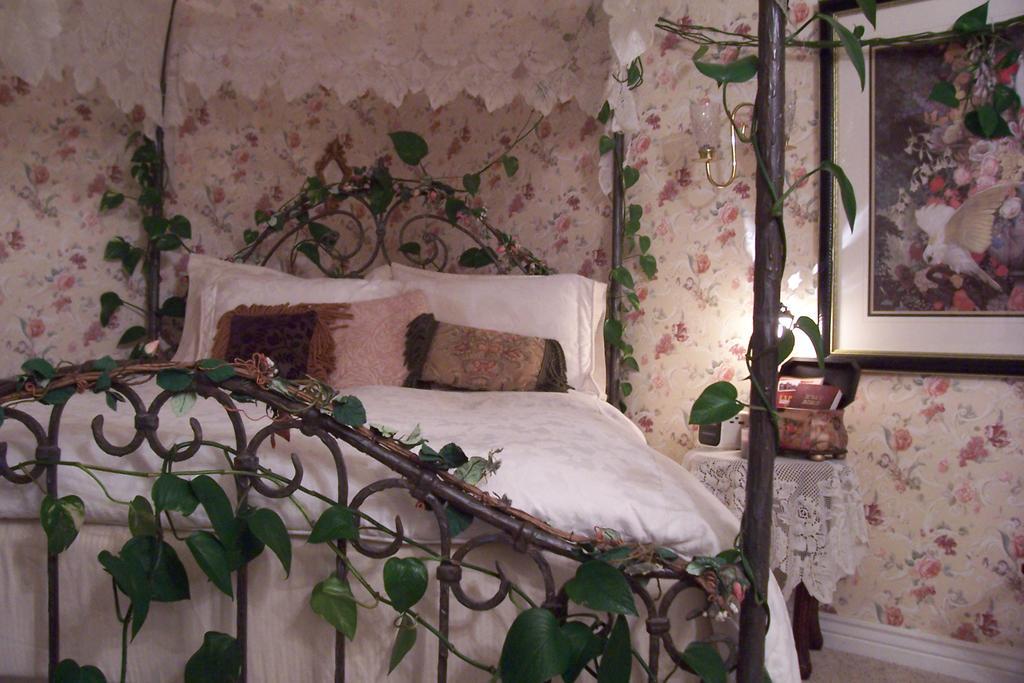 Queen Suite with Spa Bath